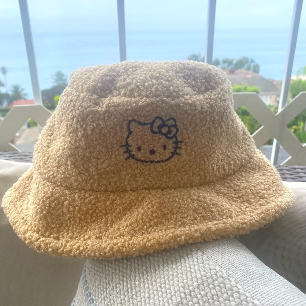 Hello Kitty sherpa bucket hat brown